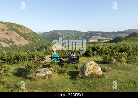 Walker si gode la vista da Howstead Brow verso Ullswater, Beda Fell, Lake District, Cumbria, Regno Unito Foto Stock