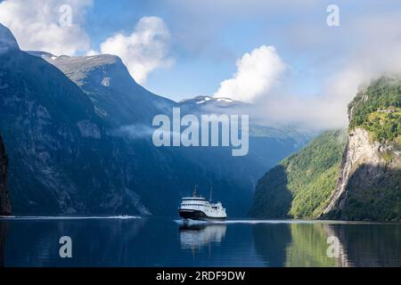 Nave a Geirangerfjord, vicino a Geiranger, more og Romsdal, Norvegia Foto Stock