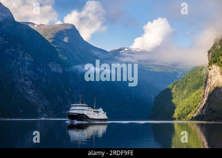 Traghetto a Geirangerfjord, vicino a Geiranger, more og Romsdal, Norvegia Foto Stock