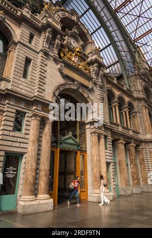 La stazione ferroviaria di Anversa, Antwerp-Central, una delle stazioni ferroviarie più belle d'Europa ed è considerata una delle più suggestive tr Foto Stock