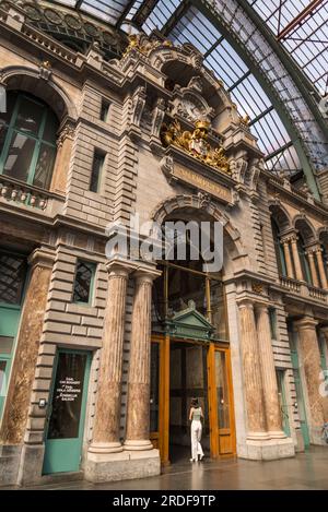 La stazione ferroviaria di Anversa, Antwerp-Central, una delle stazioni ferroviarie più belle d'Europa ed è considerata una delle più suggestive tr Foto Stock