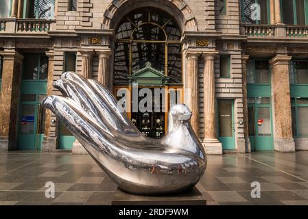 Scultura di una colomba, stazione ferroviaria di Anversa, Anversa-Central, una delle stazioni ferroviarie più belle d'Europa ed è considerata una delle più belle d'Europa Foto Stock