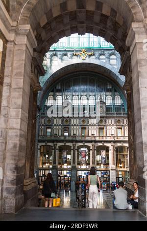 La stazione ferroviaria di Anversa, Antwerp-Central, una delle stazioni ferroviarie più belle d'Europa ed è considerata una delle più suggestive tr Foto Stock