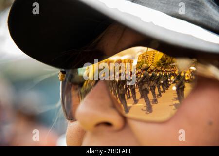 Il riflesso del funzionario dell'esercito colombiano sugli occhiali da donna durante la parata militare per i 213 anni dell'indipendenza della Colombia, a Bogotà, Foto Stock