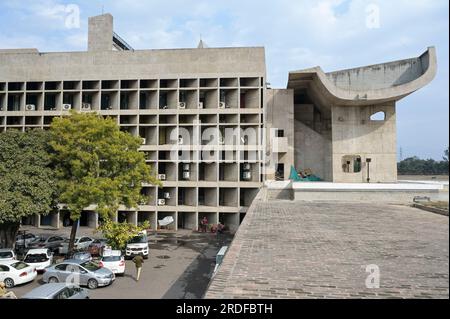 INDIA, territorio dell'Unione, città di Chandigarh, il piano generale della città divisa in settori è stato preparato dall'architetto franco-svizzero le Corbusier nel 1950, complesso del Campidoglio del settore 1, edificio governativo dell'Assemblea, parlamento del Punjab e Haryana, progettato da le Corbusier, parcheggio Foto Stock