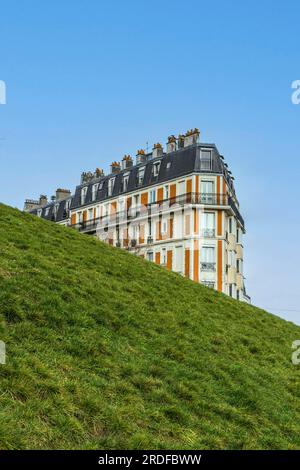 Foto verticale della casa affondante di Montmartre a Parigi Foto Stock