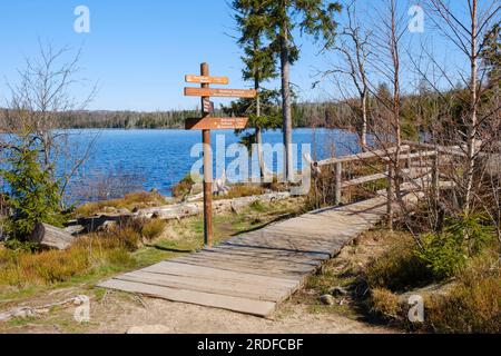 Cartello sul sentiero circolare intorno a Oderteich, diga, Parco Nazionale di Harz, bassa Sassonia, Germania Foto Stock