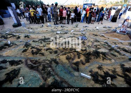 Gaza, Palestina. 19 luglio 2023. I palestinesi partecipano a una mostra di armi, missili e attrezzature pesanti per l'ala militare di Hamas nel campo Maghazi nella Striscia di Gaza centrale, durante la commemorazione della guerra del 2014 durata 51 giorni tra Gaza e Israele. Credito: SOPA Images Limited/Alamy Live News Foto Stock