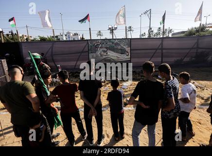 Gaza, Palestina. 19 luglio 2023. I palestinesi partecipano a una mostra di armi, missili e attrezzature pesanti per l'ala militare di Hamas nel campo Maghazi nella Striscia di Gaza centrale, durante la commemorazione della guerra del 2014 durata 51 giorni tra Gaza e Israele. (Foto di Yousef Masoud/SOPA Images/Sipa USA) credito: SIPA USA/Alamy Live News Foto Stock