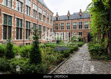 Cortile interno del Museo Plantin-Moretus che incorpora la storia della stampa e mostra l'atmosfera di un'antica patricia fiamminga Foto Stock