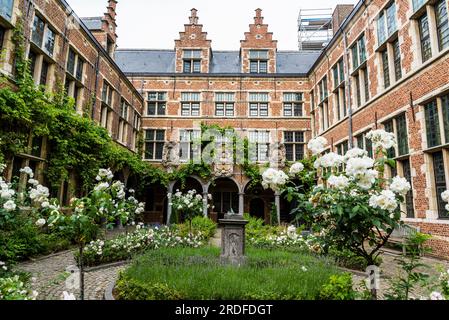 Cortile interno del Museo Plantin-Moretus che incorpora la storia della stampa e mostra l'atmosfera di un'antica patricia fiamminga Foto Stock