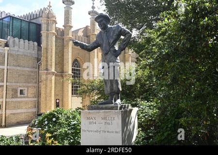 La statua di Max Miller in Pavilion Gardens , Brighton , Sussex , Inghilterra Regno Unito . Max Miller, Britain's è stato un comico di alto livello negli anni '1930, '1940 e '1950 Foto Stock