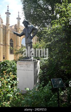 La statua di Max Miller in Pavilion Gardens , Brighton , Sussex , Inghilterra Regno Unito . Max Miller, Britain's è stato un comico di alto livello negli anni '1930, '1940 e '1950 Foto Stock