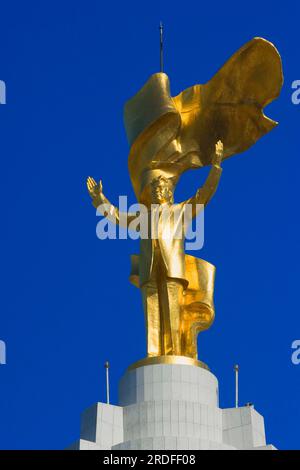 Statua dorata del presidente Turkmenbashi, Arco di neutralità, Ashgabat, Turkmenistan Foto Stock