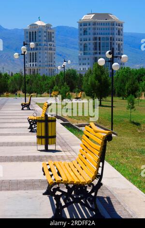 Panchine, panchina, Asgabat, di fronte ai moderni appartamenti, Independence Park, Ashgabat, Turkmenistan Foto Stock