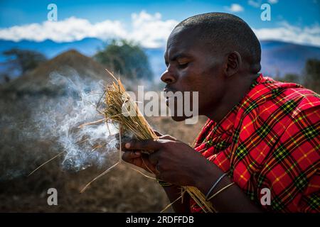 FOTOGRAFIA DI UN VILLAGGIO MAASAI VICINO A KARATU IN TANZANIA, SCATTATA NELL'AGOSTO 2022 Foto Stock