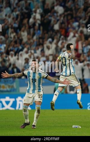 Lusail, Qatar, 10 dicembre 2022. Nicolas Otamendi e Lionel messi dall'Argentina festeggiano durante il penaltys tra Argentina e Paesi Bassi, Foto Stock