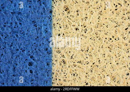 Giallo brillante e blu tappetino porta su base PVC. Vista dall'alto tappetini e rivestimenti antiscivolo. Superficie speciale per la pulizia dello sporco dalle suole delle suole delle scarpe. Sfondo di Foto Stock