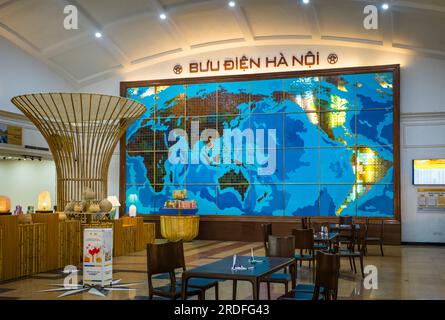 La gigantesca mappa del mondo illuminato nella sala principale dell'ufficio postale di Hanoi a Hoan Kiem, Hanoi, Vietnam. Foto Stock