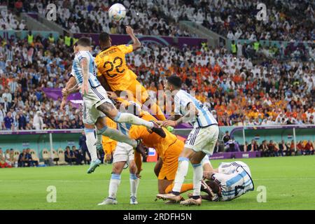 Lusail, Qatar, 10 dicembre 2022. Denzel Dumfries dall'Olanda in azione durante la partita tra Argentina e Paesi Bassi, partita 57, FIFA Worl Foto Stock