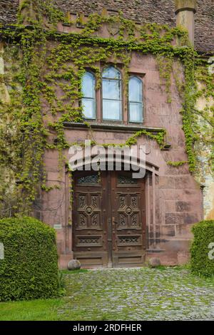 Castello di Dotternhausen, castello di cotta, castello di Dotternhausen, edificio storico, residenza aristocratica, architettura, dettaglio, porta in legno decorata Foto Stock