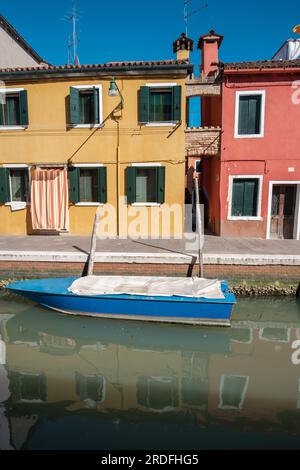 Burano, Italia - 27 aprile 2019 : l'isola di Burano nella laguna veneta, con le sue case dai colori vivaci Foto Stock