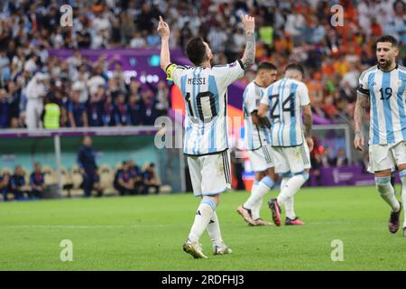 Lusail, Qatar, 10 dicembre 2022. Lionel messi, argentino, celebra il secondo gol della sua squadra per segnare il punteggio durante la partita tra Argentina Foto Stock