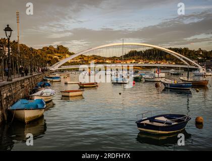 FOTO DEL PORTO E DELLA BAIA DI PLENTZIA AL TRAMONTO, SCATTATA NEL MARZO 2023 Foto Stock