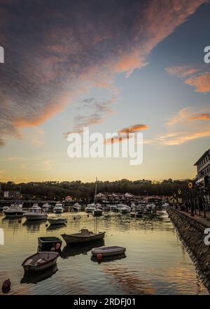 FOTO DEL PORTO E DELLA BAIA DI PLENTZIA AL TRAMONTO, SCATTATA NEL MARZO 2023 Foto Stock