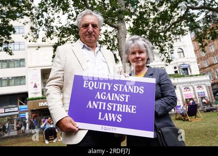 Jim Carter e Imelda Staunton prendono parte a una protesta da parte dei membri dell'union Equity degli attori britannici a Leicester Square, Londra, in solidarietà con i sorprendenti membri di Hollywood della Screen Actors Guild - American Federation of Television and radio Artists (Sag-Aftra). Data immagine: Venerdì 21 luglio 2023. Foto Stock