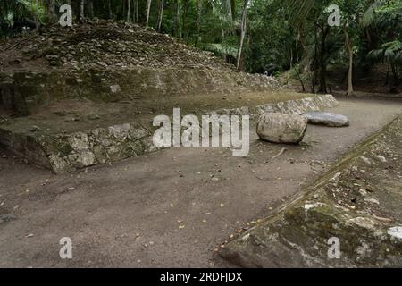 Il campo da ballo cerimoniale tra le rovine della città maya nella riserva archeologica di Lamanai, Belize. Foto Stock