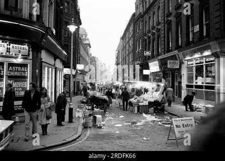 80-1219 RUPERT STREET MARKET alla fine della giornata Rupert Street, Soho, Westminster Londra marzo 1980 Foto Stock