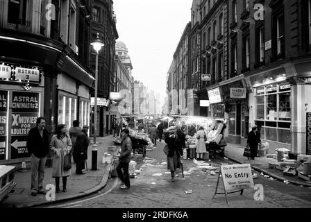 80-1220 RUPERT STREET MARKET alla fine della giornata Rupert Street, Soho, Westminster Londra marzo 1980 Foto Stock