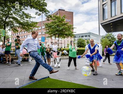 AMERSFOORT - il CEO Jan Derck van Karnebeek di FrieslandCampina lancia una palla su un campo di calcio di Milieudefensie Jong davanti alla sede centrale dell'azienda casearia. L'organizzazione giovanile vuole una risposta alla domanda se FrieslandCampina intenda ridurre le sue emissioni di CO2 in linea con l'accordo di Parigi sul clima. ANP SEM VAN DER WAL paesi bassi Out - belgio Out Foto Stock