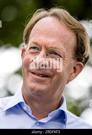 AMERSFOORT - il CEO Jan Derck van Karnebeek di FrieslandCampina durante un'azione di Milieudefensie Jong davanti alla sede centrale dell'azienda casearia. L'organizzazione giovanile vuole una risposta alla domanda se FrieslandCampina intenda ridurre le sue emissioni di CO2 in linea con l'accordo di Parigi sul clima. ANP SEM VAN DER WAL paesi bassi Out - belgio Out Foto Stock