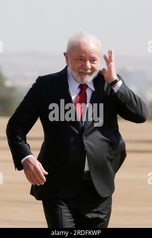 Brasilia, Brasile. 20 luglio 2023. Il presidente brasiliano Luiz Inacio Lula da Silva partecipa a una cerimonia militare presso la Brasilia Air base di Brasilia, in Brasile, il 20 luglio 2023. Il presidente brasiliano Luiz Inacio Lula da Silva ha presieduto la cerimonia a Brasilia per commemorare il 150° anniversario della nascita di Alberto Santos Dumont, il patrono dell'aviazione brasiliana. Crediti: Lucio Tavora/Xinhua/Alamy Live News Foto Stock