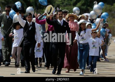 Brasilia, Brasile. 20 luglio 2023. Un attore vestito come Alberto Santos Dumont (C, front) partecipa a una cerimonia militare presso la Brasilia Air base di Brasilia, in Brasile, il 20 luglio 2023. Il presidente brasiliano Luiz Inacio Lula da Silva ha presieduto la cerimonia a Brasilia per commemorare il 150° anniversario della nascita di Alberto Santos Dumont, il patrono dell'aviazione brasiliana. Crediti: Lucio Tavora/Xinhua/Alamy Live News Foto Stock