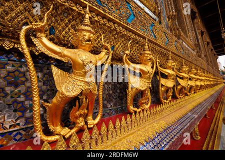 Figure d'oro di Garuda nel Grand Palace, Bangkok Thailandia Foto Stock