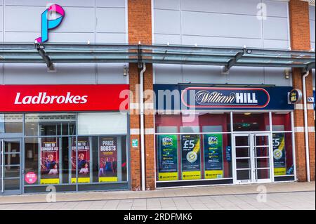 Negozi di scommesse Ladbrokes e William Hill, fianco a fianco a Thornaby, Inghilterra, Regno Unito Foto Stock