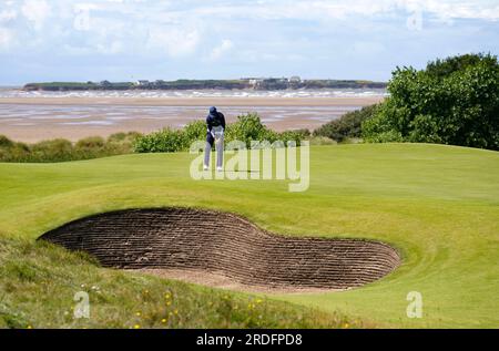 USA Zach Johnson sul diciassettesimo green durante il secondo giorno dell'Open al Royal Liverpool, Wirral. Data immagine: Venerdì 21 luglio 2023. Foto Stock