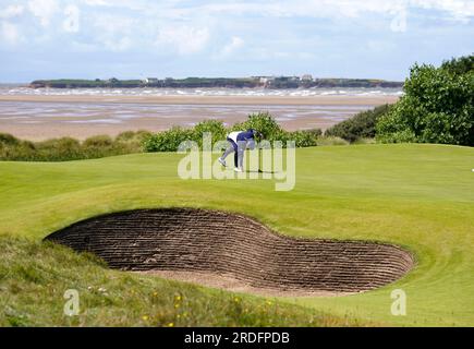 USA Zach Johnson sul diciassettesimo green durante il secondo giorno dell'Open al Royal Liverpool, Wirral. Data immagine: Venerdì 21 luglio 2023. Foto Stock