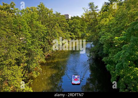 Coppia in pedalò sul fiume Lahn, Marburgo, Assia, Germania Foto Stock