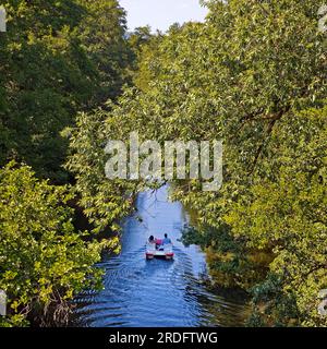 Coppia in pedalò sul fiume Lahn, Marburgo, Assia, Germania Foto Stock