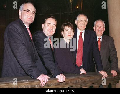 Leader di quattro principali partiti politici scozzesi, David McLetchie, Conservatori, Alex Salmond, SNP, Donald Dewar, Labour, e Jim Wallace, Lib Dems, nella foto con il presentatore della BBC Kirsty Wark, prima del dibattito dal vivo, da qui a Holyrood, alla McEwan Hall, Edimburgo stasera. 4/5/99. Foto Stock