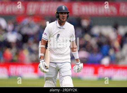 L'inglese Stuart Broad esce dal campo mentre la pioggia si ferma il giorno tre del quarto test della LV= Insurance Ashes Series all'Emirates Old Trafford, Manchester. Data immagine: Venerdì 21 luglio 2023. Foto Stock