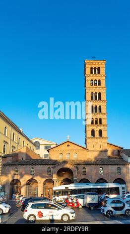 Roma, Lazio, Italia, Santa Maria in Cosmedin, la chiesa con la bocca della Verità è una maschera di marmo e un ingorgo stradale Foto Stock