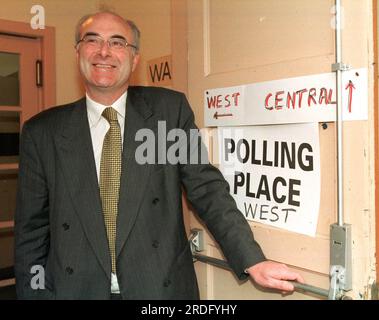 Il leader conservatore scozzese David McLetchie vota oggi a Edimburgo (GIOVEDÌ 6/5/99). Foto Stock