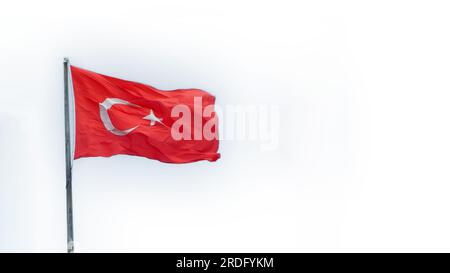 Bandiera turca isolata su sfondo bianco. Felice festa nazionale della Turchia con spazio copia. Foto Stock