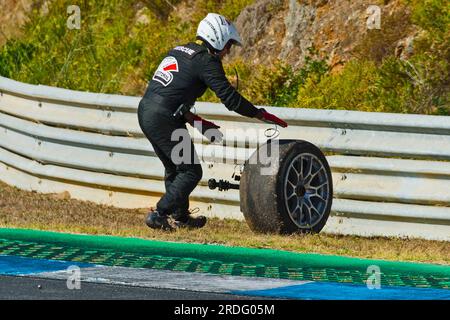 Estoril, Portogallo. 15 luglio 2023. Incidente con Ferrari 488 EVO n. 7 al circuito di Estoril durante il Ferrari Challenge 2023 (Jose Salgueiro/SPP) credito: SPP Sport Press Photo. /Alamy Live News Foto Stock