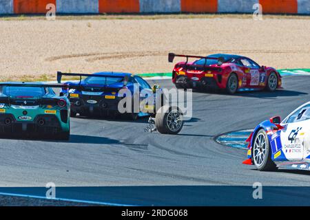 Estoril, Portogallo. 15 luglio 2023. Incidente con Ferrari 488 EVO n. 7 al circuito di Estoril durante il Ferrari Challenge 2023 (Jose Salgueiro/SPP) credito: SPP Sport Press Photo. /Alamy Live News Foto Stock